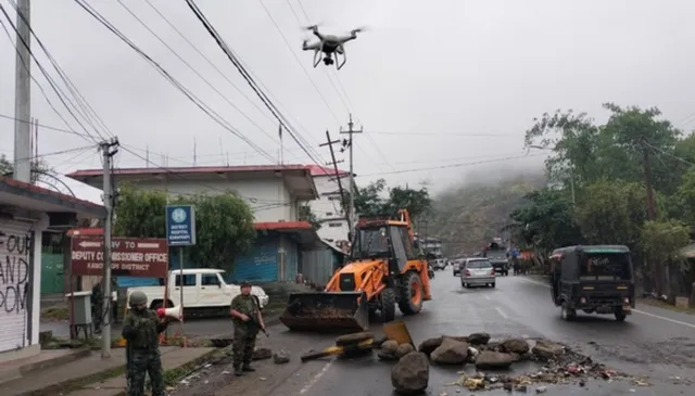 मणिपुर में 12 घंटे तक हिंसा: संघर्ष में 9 लोगों की मौत, उपद्रवियों ने घर और दुकानें फूंकीं
