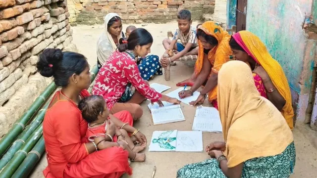 अंगूठे से दस्तखत तक का सफर, मुंगेर की खुशी ने 50 से अधिक महिलाओं को सिखाया लिखना-पढ़ना, जगाई आत्मनिर्भरता की अलख