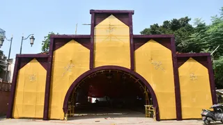 प्रयागराज के कर्नलगंज बारवारी दुर्गा पूजा कमेटी में मां दुर्गा का भव्य पंडाल बन रहा। जागरण
