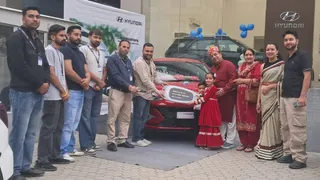मंडी के गुटकर में पहले शारदीय नवरात्र पर सुबह ही कार खरीदने पहुंचा परिवार। जागरण