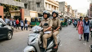 पुलिस दीदी का मनचलों पर चलने लगा डंडा। सांकेतिक तस्वीर