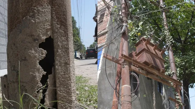 खोखले पोल व्यवस्था की खोल रहे पोल, शिकायतों और दावों के बीच मरम्मत का इंतजार कर रहे प्रयागराज के लोग