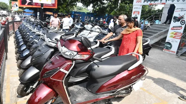 नवरात्र में प्रयागराज के बाजार गुलजार, ग्राहकों को लुभाने के लिए आकर्षक ऑफर भी