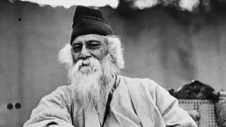 बांग्लादेश में रवींद्रनाथ टैगोर की तस्वीर पर काली स्याही पोती। (फाइल)