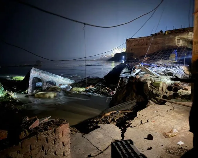Raghupur Embankment Collapses Ganga Erosion Wreaks Havoc (2)