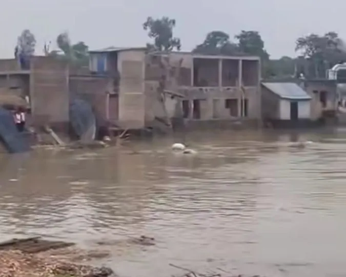 Raghupur Embankment Collapses Ganga Erosion Wreaks Havoc (3)