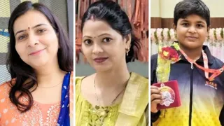 पूर्वी वार्ष्णेय, कुसुम आर्या और आयुषि सागर। बाएं से दाएं