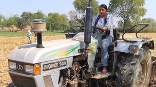 खेत में ट्रैक्टर से जोताई करतीं जेनजी किसान शिल्पी सिकरवार।