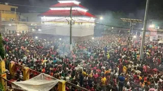 Banka Tildiha Mandir Shardiya Navratri: शारदीय नवरात्र के प्रथम दिन बांका जिले के शंभुगंज स्थित सिद्ध शक्तिपीठ तिलडीहा मंदिर में भीड़।