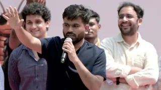 कोर्ट से रिहा दीपके, सौरभ और आशुतोष रांका।