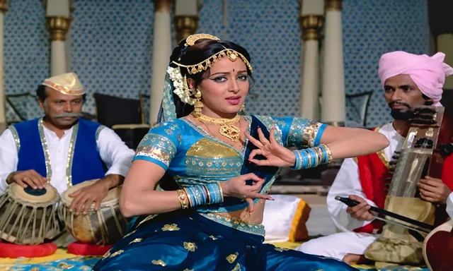 50 साल पहले Hema Malini ने 'तवायफ' बनकर लिया था राजेश खन्ना से बदला, लता मंगेशकर की आवाज में है कल्ट गीत