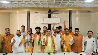 भाजपा को समर्थन के देने के दौरान नेता।