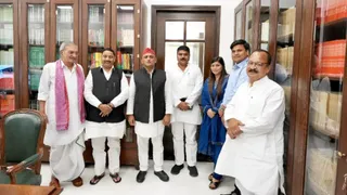 लखनऊ में सपा के राष्ट्रीय अध्यक्ष अखिलेश यादव के साथ पूर्व सांसद धर्मेंद्र कश्यप।