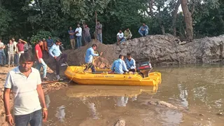 पानी में डूबे बच्चों की तलाश करती एसडीआरएफ की टीम।