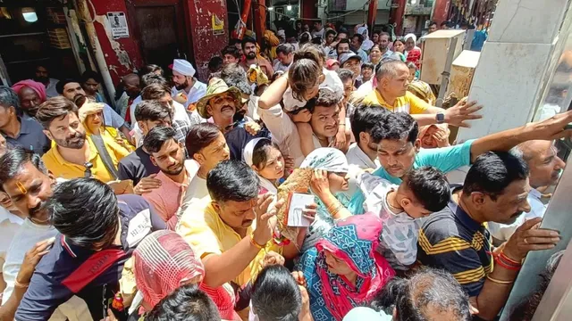 दिल्ली में प्रदर्शन का वृंदावन में दिखा अलग असर: बांकेबिहारी के दर्शन के लिए उमड़ी भारी भीड़, धक्का-मुक्की में पहुंचे मंदिर
