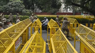 नई दिल्ली के दिल्ली हाट मेट्रो स्टेशन के पास रविवार को सीईसी ज्ञानेश कुमार के इस्तीफे की मांग को लेकर सीजेपी के लगातार प्रदर्शनों के आह्वान के मद्देनजर सुरक्षा बढ़ा दी गई। पीटीआई