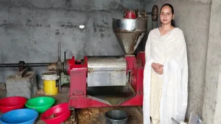सरसों का तेल निकालने वाली मशीन के साथ दीक्षा शर्मा