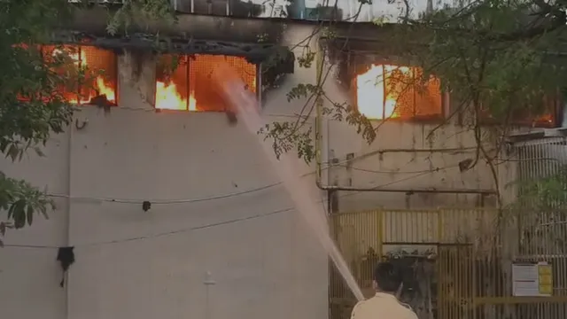 गाजियाबाद के कविनगर इंडस्ट्रियल एरिया में ESR लेमिनेट्स फैक्ट्री में लगी आग, दमकल की 11 गाड़ियों ने पाया काबू
