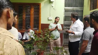 घी कारोबारियों के यहां छापामार कार्रवाई के दौरान पहुंची टीम।