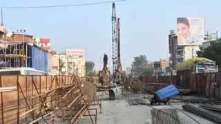गोबरसही आरओबी का बंद पड़ा निर्माण कार्य। फोटो: जागरण