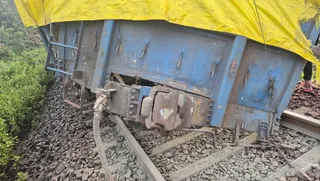 तकनीकी गड़बड़ी के कारण हावड़ा-मुंबई मुख्य रेल लाइन पर ट्रेनों का परिचालन कुछ समय के लिए बाधित हो गया।