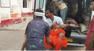 घायलों को अस्पताल पहुंचाते लोग। जागरण