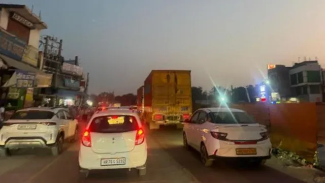गुरुग्राम में बिगड़ी ट्रैफिक व्यवस्था, सड़कों पर अवैध कब्जे और रेहड़ी-खोखों से लगा रहता है भीषण जाम
