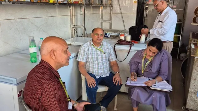 हापुड़ में त्योहारों से पहले मिलावटखोरों पर बड़ा एक्शन, 2 दिनों की छापामारी में 2.65 क्विंटल मिलावटी खाद्य पदार्थ नष्ट
