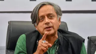 शशि थरूर ने पीएम मोदी पर कसा तंज, शेयर किया 2015 का ट्वीट