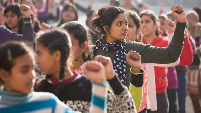 उत्तराखंड में आधी आबादी का दम: घर तो संभाल ही रहीं हैं, श्रम करने में भी पुरुषों को पछाड़ा
