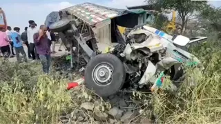 बीड़ में टिपर ट्रक और पिकअप वैन की टक्कर