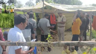 घटना स्थल पर पड़ताल करती पुलिस।