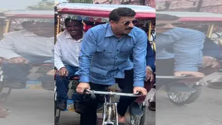 वाराणसी में सांसद मनोज तिवारी ने लस्सी बेची, रिक्शा चलाया: 'पति, पत्नी और पंगा' की शूटिंग से उमड़ी भीड़।