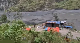 बूढ़ी गंडकी में बहता मलबा। सौ. वीडियो ग्रैब