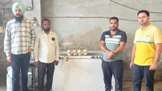 पनीर व अन्य खाद्य पदार्थों के सैंपल के साथ सेहत विभाग की टीम।