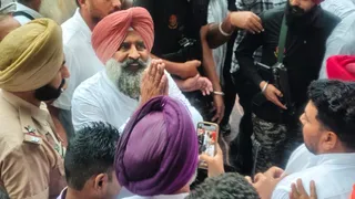पंजाब कांग्रेस के नए प्रधान परगट सिंह चार्ज संभालने के बाद सभी का अभिवादन स्वीकार करते हुए।