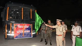 पुलिस अधीक्षक कुमार गौतम ने पुलिस केंद्र से बसों को हरी झंडी दिखाकर रवाना किया।