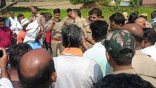 वरुणा नदी में डूबे किशोर का 24 घंटे बाद भी नहीं चला पता, आक्रोशित ग्रामीणों ने किया चक्काजाम।