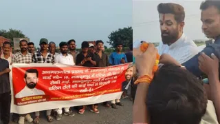 अथमलगोला में सड़क पर प्रदर्शन करते ग्रामीण और पहुंचे चिराग पासवान।
