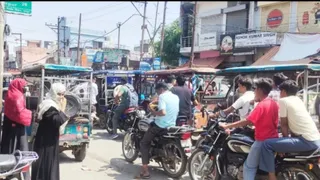 जाम में फंसे लोग।