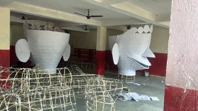 रांची में दिखेगा अनोखा नजारा! 60 फीट ऊंचे वाटरप्रूफ रावण का रिमोट से होगा दहन; बंगाल के कारीगर तैयार कर रहे पुतले
