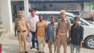 पुलिस की गिरफ्त में आरोपित मोबाइल चोर।