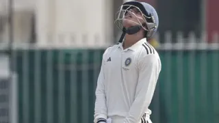 शिखर ने मैदान के चारों ओर शानदार शॉट्स लगाते हुए 196 गेंदों में 18 चौकों और 2 छक्कों की मदद से 143 रनों की शानदार पारी खेली।