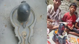 प्राचीन शिवलिंग, पूजा अर्चना करते हुए ग्रामीण
