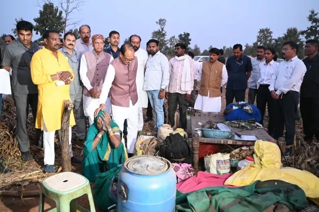 shr shivraj with protesters 214155