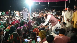 कार्रवाई के विरोध में प्रभावित परिवार धरने पर बैठ गए हैं, उनके बीच केंद्रीय कृषि मंत्री शिवराज सिंह चौहान। (फोटो- जागरण)