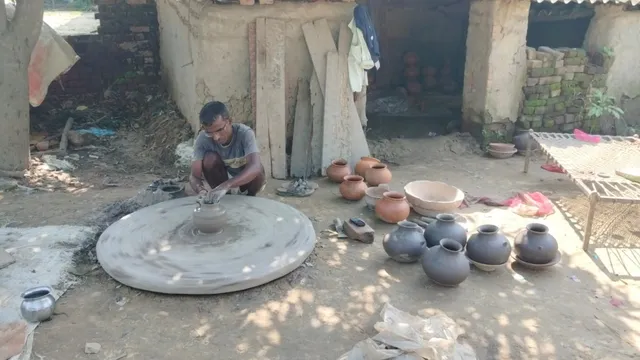 नवरात्र पर जीवंत हुई पुरानी परंपरा, सिद्धार्थनगर में बढ़ी मिट्टी के कलश व दीयों की मांग; कुम्हारों के चेहरे पर लौटी मुस्कान
