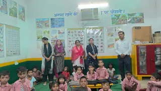 प्राथमिक विद्यालय केशोपुर सठला के वातानुकूलित कक्ष में पढ़ाई करते बच्चे साथ बीईओ आयशा बी और विद्यालय स्टाफ