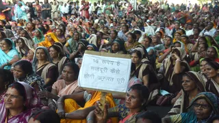शिवराज सिंह चौहान के बंगले के बाहर धरने पर बैठीं रसोइया महिलाएं।