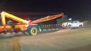 कार को हटाती मशीन। फोटो जागरण